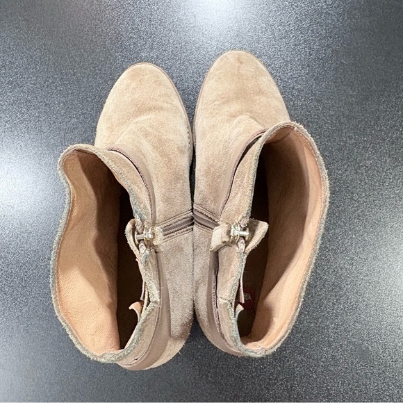 Elaine Turner Stylish Tan Suede Ankle Boots block heel women’s 8.5  booties nude - Picture 3 of 9